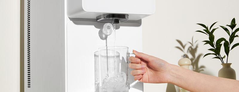 얼음 정수기에서 얼음을 받아 사용하는 모습, 유지 관리 비용과 필터 교체 필요성을 설명하는 이미지