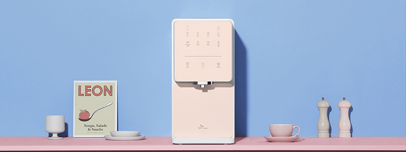 정수기 구독 가격 비교를 설명하는 SK매직 정수기 제품 이미지, 월 구독료와 서비스 조건 비교 콘텐츠