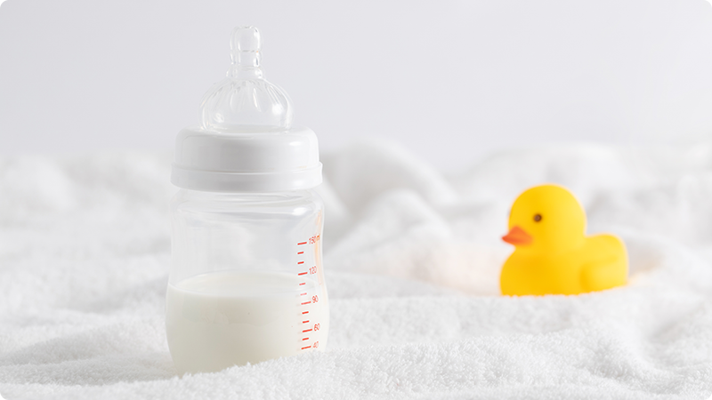 SK매직 정수기 유아수 활용 팁: 45도, 50도, 55도 맞춤 온도로 분유 제조와 모유 해동을 간편하게. 젖병과 노란 오리 장난감이 놓인 따뜻한 감성 연출 이미지