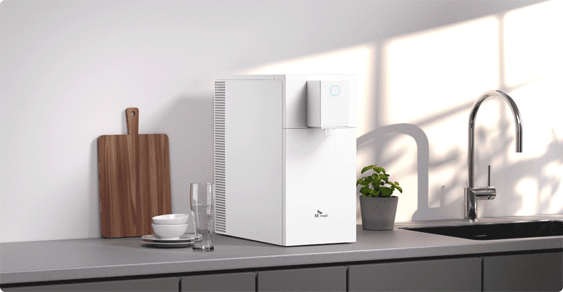 위생적인 SK매직 직수 정수기: 물탱크 없이 수도관에서 바로 정수하여 세균 번식 걱정 없는 직수 시스템. 현대적인 주방 싱크대 위에 놓인 베이지 톤의 깔끔한 초소형 정수기 연출 이미지
