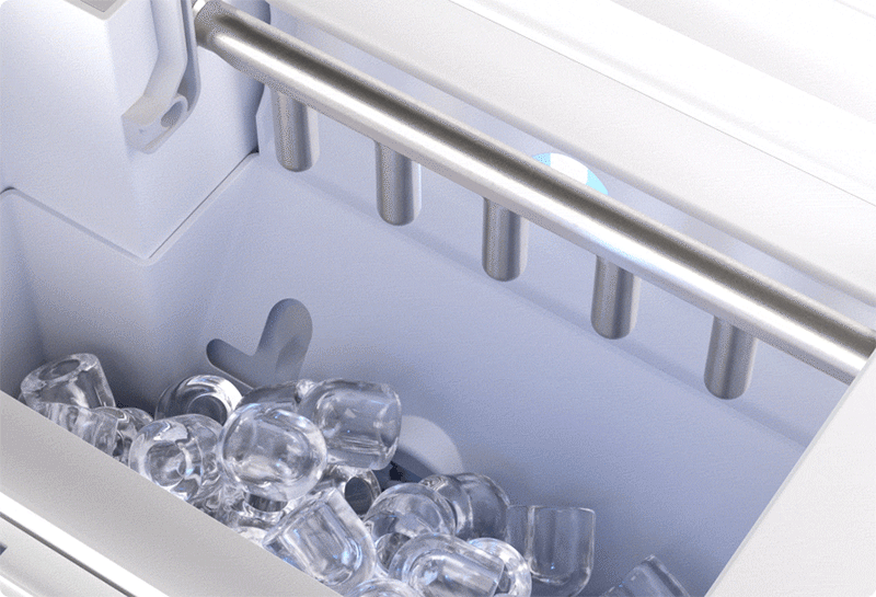 SK매직 원코크 얼음물 정수기 제빙 시스템: 하루 최대 60잔의 얼음도 거뜬한 강력한 제빙 성능. 스테인리스 제빙봉에 맺힌 투명한 얼음들이 얼음 저장고에 가득 담겨 있는 내부 클로즈업 이미지