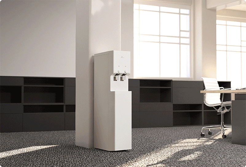 공간 활용도가 높은 SK매직 스탠드형 정수기: 25.5cm의 슬림한 디자인으로 사무실 기둥 옆이나 좁은 틈새에도 부담 없이 설치 가능한 뉴슬림 정수기 프리스탠딩 모델 연출 이미지