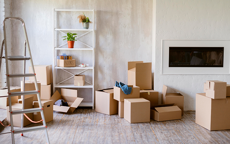 SK매직 정수기 이전 설치 및 신규 설치 비용 절약 가이드: 이사 짐 박스와 사다리가 놓인 거실 풍경. 렌탈 비용 할인 혜택과 AS 정책을 활용한 스마트한 가전 이전 설치 꿀팁 안내 이미지