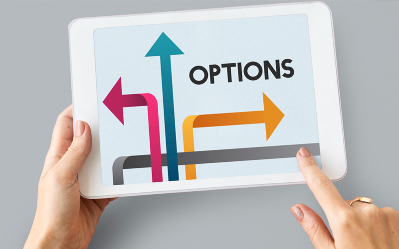 정수기 구독 vs 구매 비교 가이드: 태블릿 PC 화면에 표시된 다양한 방향의 화살표와 OPTIONS 문구 이미지. 초기 비용 부담을 줄이고 정기적인 관리 서비스를 받을 수 있는 SK매직 정수기 구독의 장점과 숨겨진 유지비용 총정리