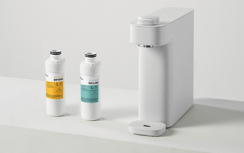 SK매직 정수기와 교체용 정수기 필터 카트리지를 함께 보여주는 제품 이미지