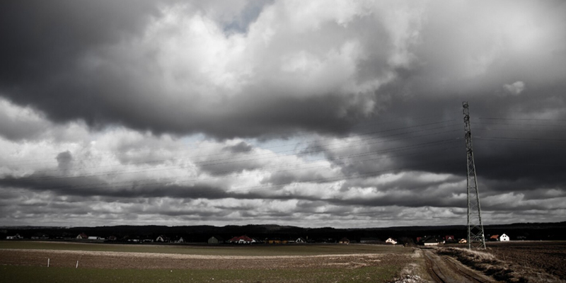 정수기 냉수 안 나옴 원인·해결법 - 폭풍 치는 하늘과 전신주 사진, SK매직 정수기 냉수 문제 빠른 대처 가이드