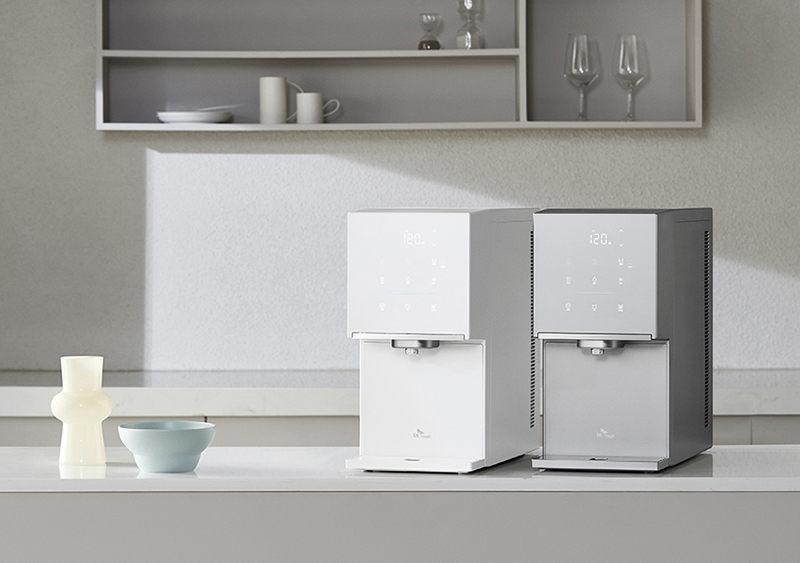 SK매직 원코크 플러스 얼음물 정수기 주방 인테리어와 함께 배치된 제품 디자인 이미지