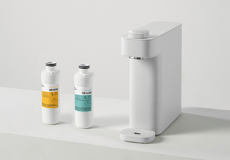 SK매직 정수기 필터 교체 방법과 유지비 절약 정보를 설명하는 정수기와 필터 이미지