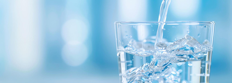 깨끗한 물을 컵에 따르는 모습으로 정수기 선택의 중요성을 보여주는 이미지