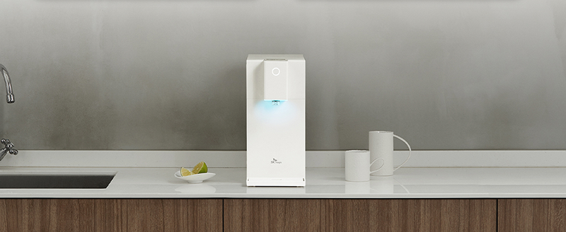 자취방이나 작은 집에 쓰기 좋은 슬림한 직수 정수기 모습
